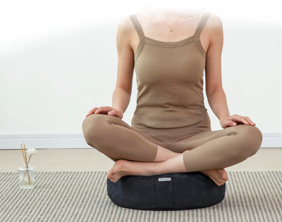 Meditation Cushion, Comfortable Meditation Pillow with Peacock Feather Jacquard Cover. Buckwheat Hull Filled Zafu Floor Pillow 16 * 16 * 5 in