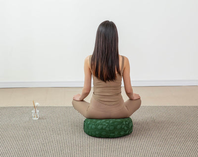 Meditation Cushion, Comfortable Meditation Pillow with Peacock Feather Jacquard Cover. Buckwheat Hull Filled Zafu Floor Pillow 16 * 16 * 5 in